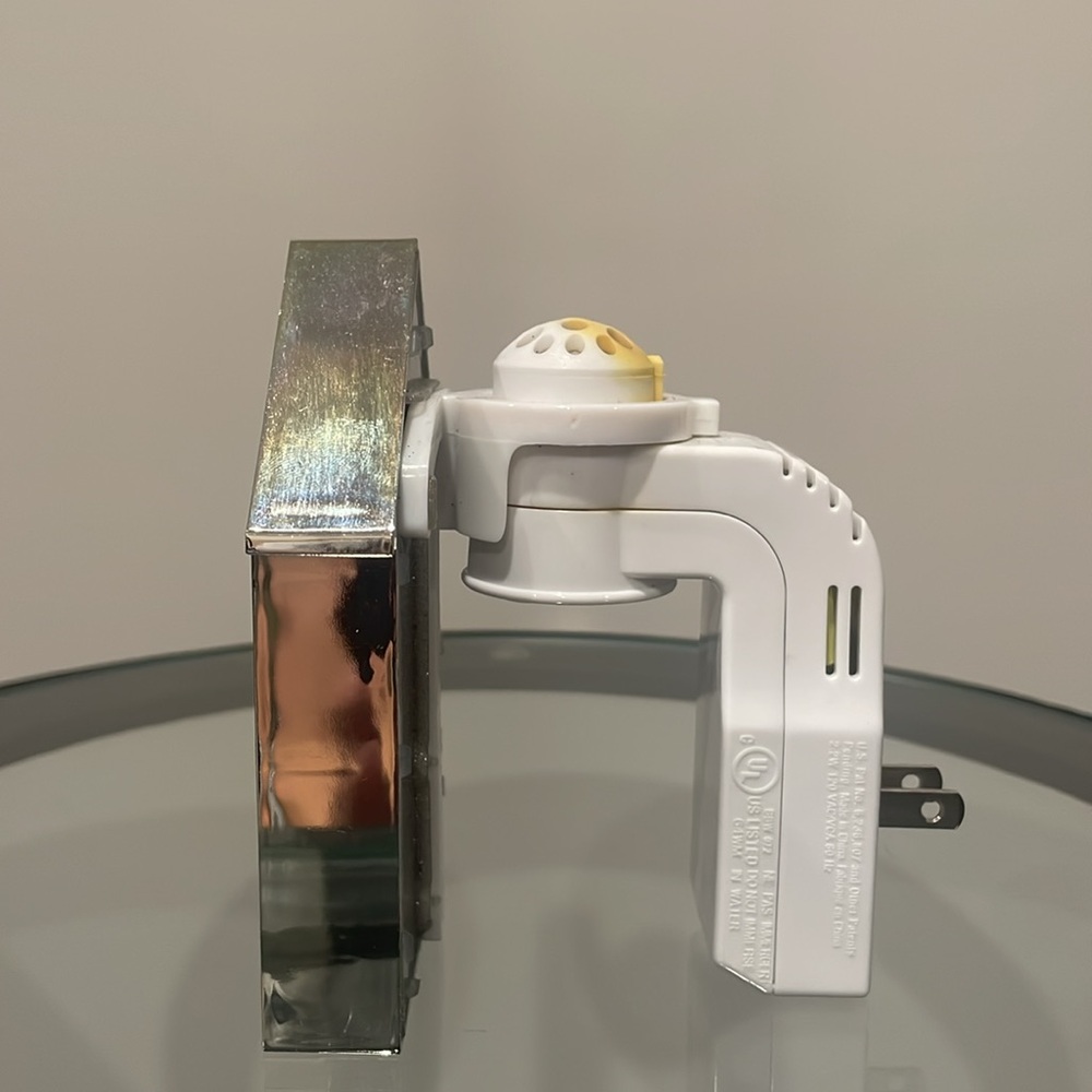 Bath & Body Works Wallflower Plug - Santa Flying Over The Houses - Picture 4 of 8